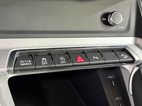 Used 2025 Audi Q3 2.0T Premium image 35