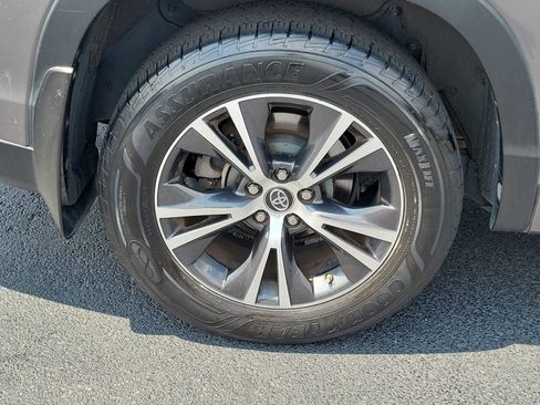 Certified 2018 Toyota Highlander Plus w/ Carpet Mat Package (TMS) AWD/4WD image 6