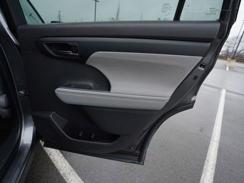 Used 2024 Toyota Highlander LE image 23