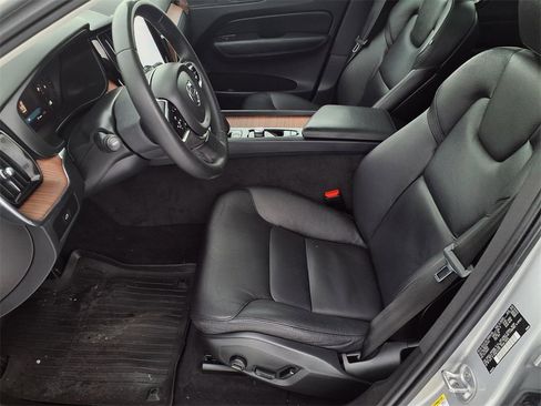 Used 2023 Volvo XC60 B5 Plus image 3