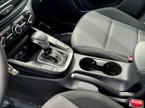 Used 2025 Kia Soul LX w/ LX Technology Package FWD image 18
