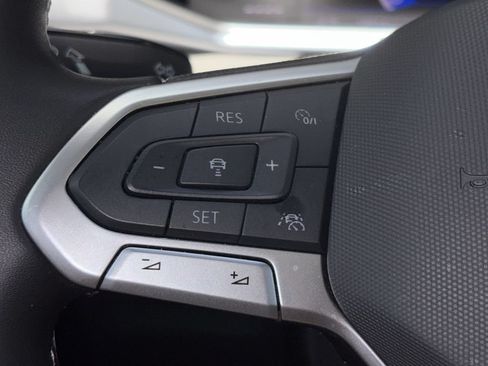 Used 2025 Volkswagen Taos SE w/ Panoramic Sunroof Package FWD image 14
