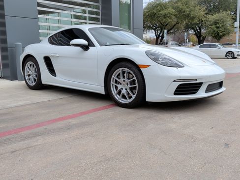 Used 2021 Porsche 718 Cayman image 2