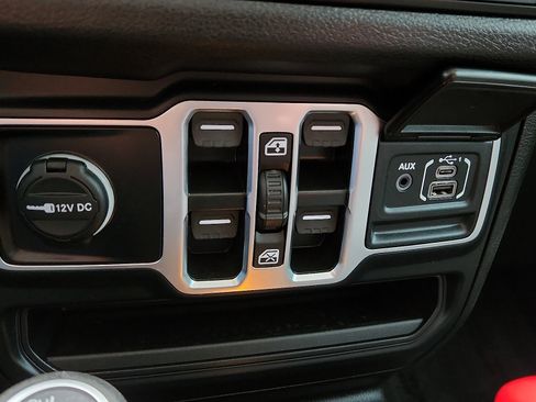Used 2025 Jeep Gladiator Sport AWD/4WD image 16