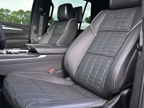 Used 2025 Cadillac Escalade V w/ LPO, ONYX Package image 19