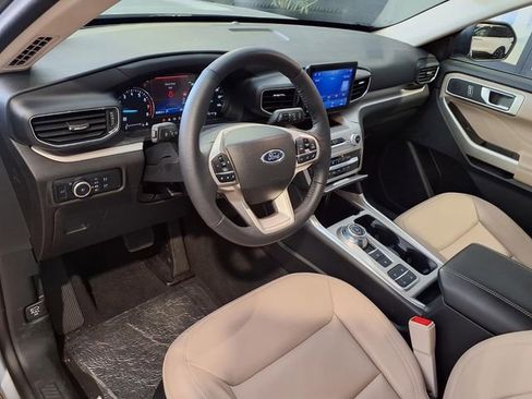 Used 2024 Ford Explorer XLT w/ Equipment Group 202A image 4