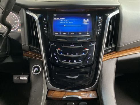 Used 2015 Cadillac Escalade Luxury image 23