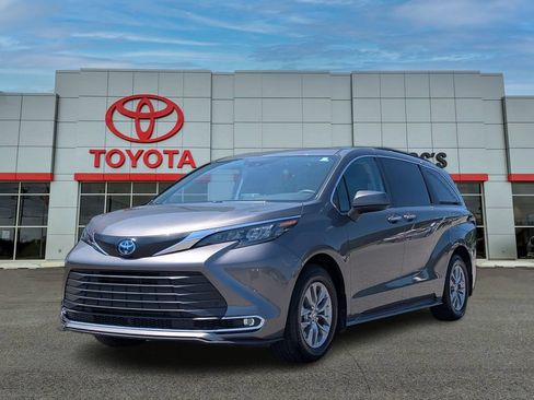 Used 2024 Toyota Sienna XLE FWD image 1