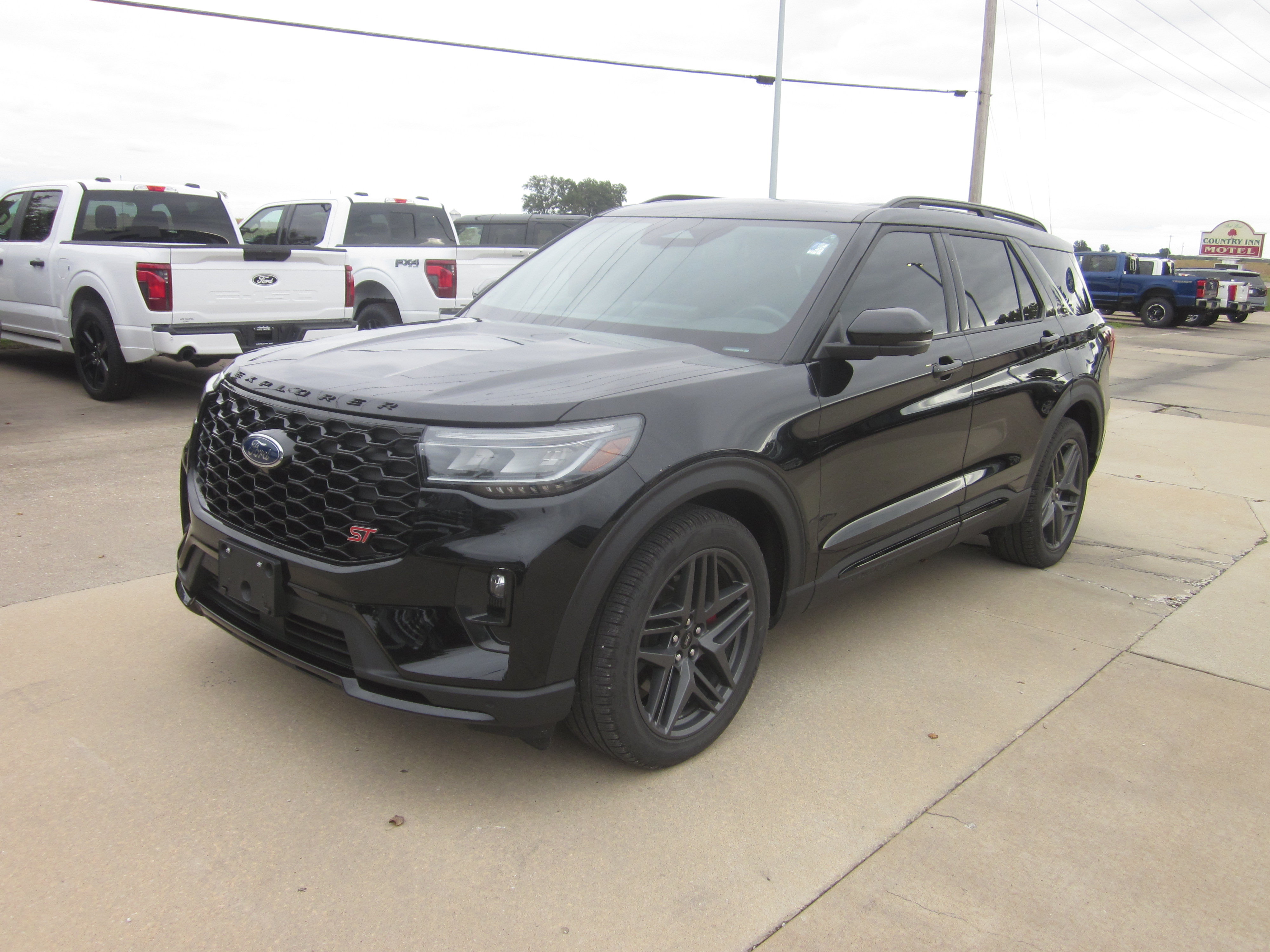 Used 2025 Ford Explorer ST AWD/4WD image 3