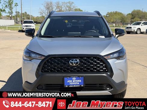Used 2025 Toyota Corolla Cross LE image 3