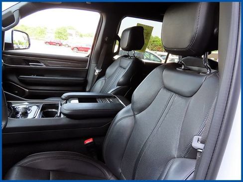 Certified 2022 Jeep Wagoneer Series II AWD/4WD image 15
