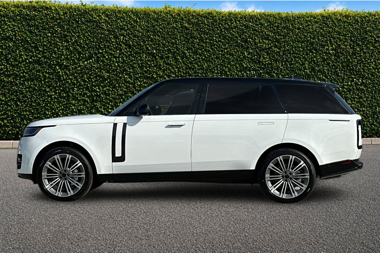 New 2026 Land Rover Range Rover Long Wheelbase SE AWD/4WD image 3