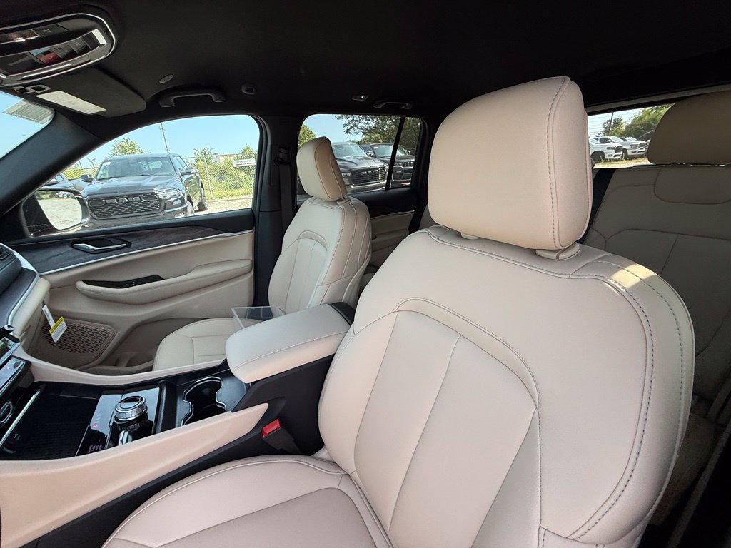 New 2027 Jeep Grand Cherokee Limited AWD/4WD image 12