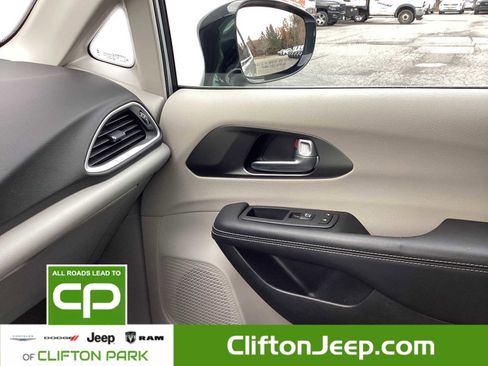 Certified 2024 Chrysler Pacifica Touring-L image 27