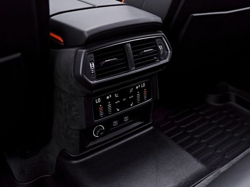 Used 2025 Lamborghini Urus Performante AWD/4WD image 67