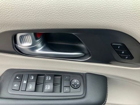 Used 2024 Chrysler Pacifica Touring-L image 11