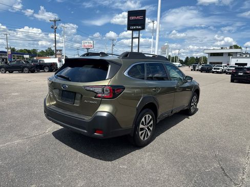 Used 2024 Subaru Outback Premium AWD/4WD image 5