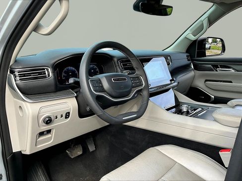 Used 2024 Jeep Wagoneer Series II w/ Flexible Seating Group RWD image 16