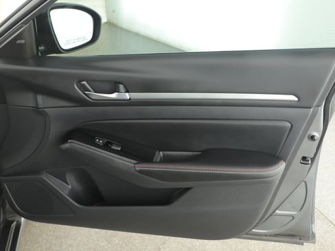 Used 2024 Nissan Altima 2.5 SR w/ SR Premium Package image 7