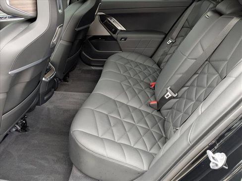 Used 2024 BMW 740i image 19