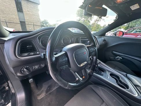 Used 2019 Dodge Challenger SXT image 9