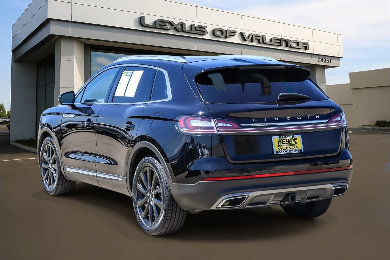 Used 2022 Lincoln Nautilus Reserve w/ Monochromatic Package AWD/4WD image 2