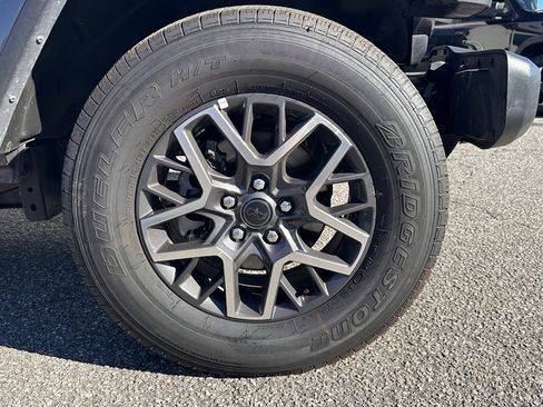 Used 2025 Jeep Wrangler Sahara image 34