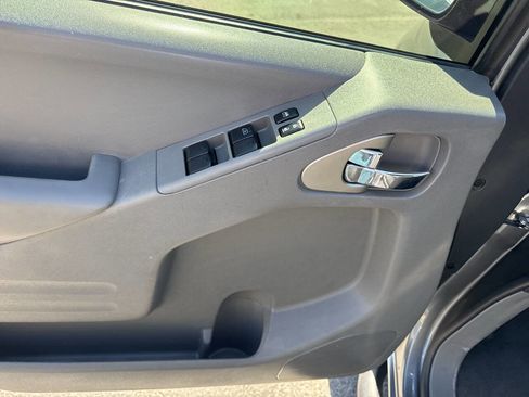 Used 2018 Nissan Frontier SV image 23