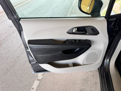 Used 2023 Chrysler Pacifica Touring-L FWD image 9