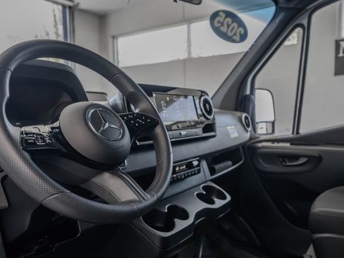 Used 2025 Mercedes-Benz Sprinter 2500 image 7