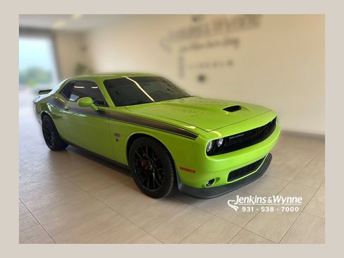 Used 2015 Dodge Challenger SRT w/ Technology Group RWD image 1