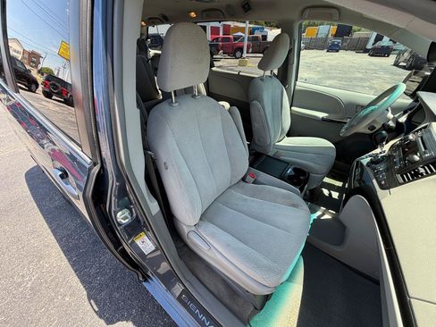 Used 2014 Toyota Sienna LE FWD image 12