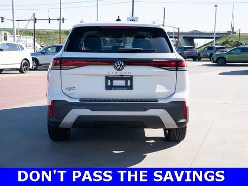 New 2025 Volkswagen Tiguan SE image 5