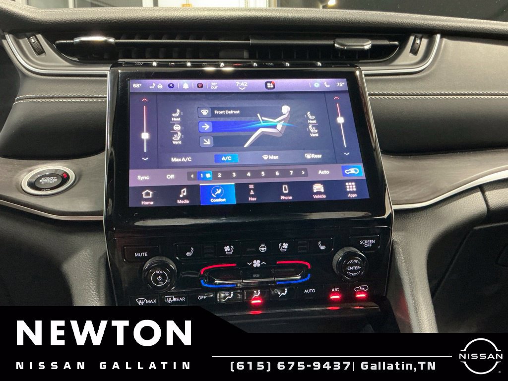 Used 2023 Jeep Grand Cherokee Limited w/ Luxury Tech Group II AWD/4WD image 16