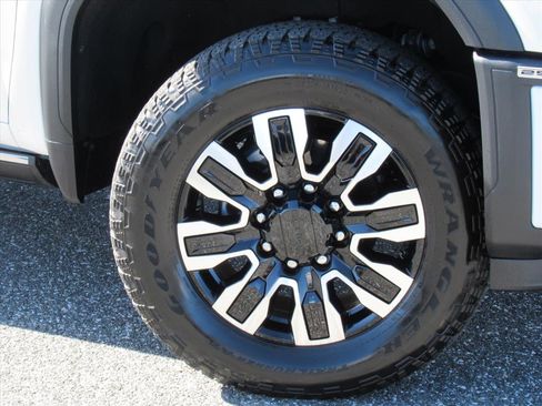 Used 2025 GMC Sierra 2500 Denali Ultimate image 8