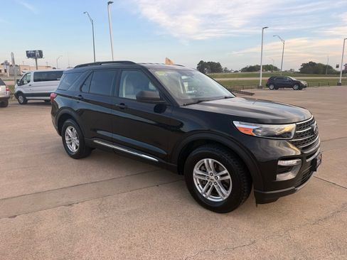 Certified 2024 Ford Explorer XLT w/ Equipment Group 202A AWD/4WD image 3