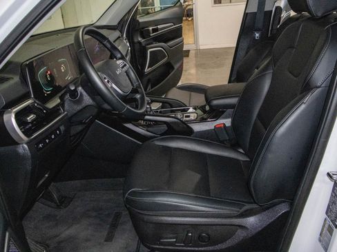 Used 2025 Kia Telluride S image 8