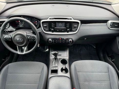 Used 2017 Kia Sorento LX image 17