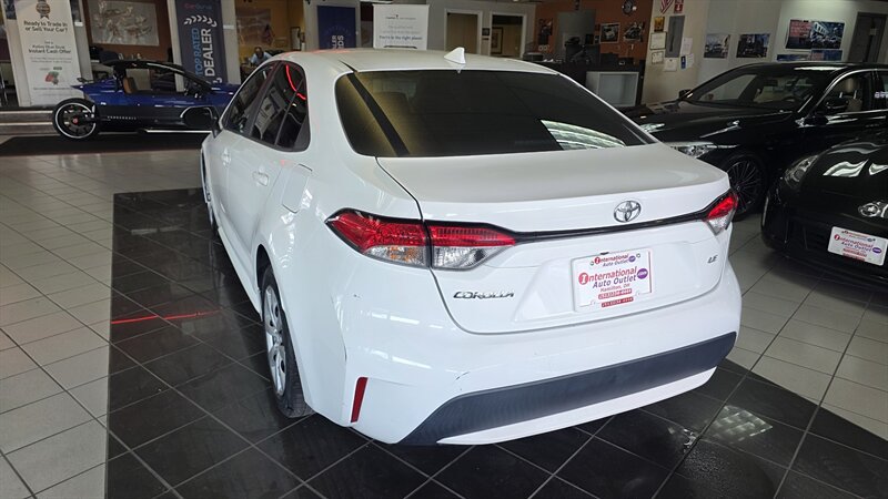 Used 2022 Toyota Corolla LE FWD image 5