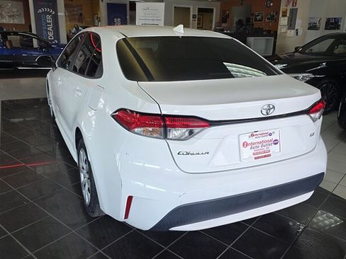 Used 2022 Toyota Corolla LE FWD image 5