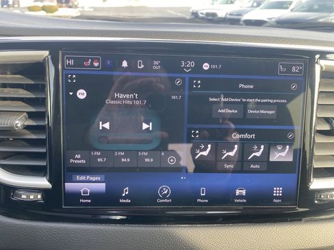 Used 2024 Chrysler Pacifica Touring-L image 14