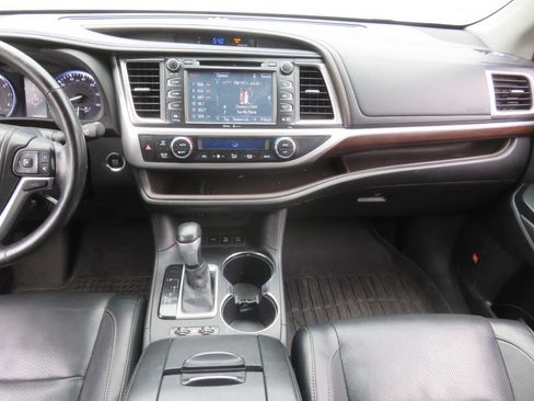 Used 2015 Toyota Highlander Limited w/ Driver Technology Package AWD/4WD image 16