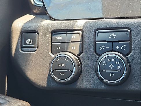 Used 2025 Chevrolet Silverado 1500 RST w/ Z71 Off-Road Package AWD/4WD image 15