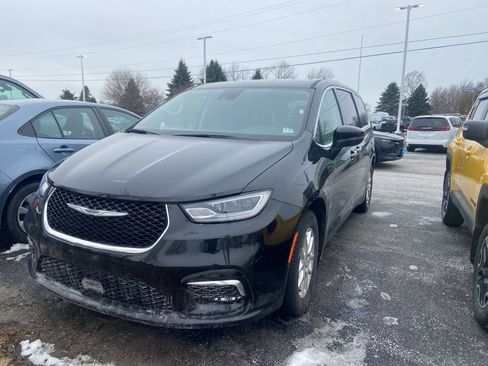 Used 2023 Chrysler Pacifica Touring-L image 3