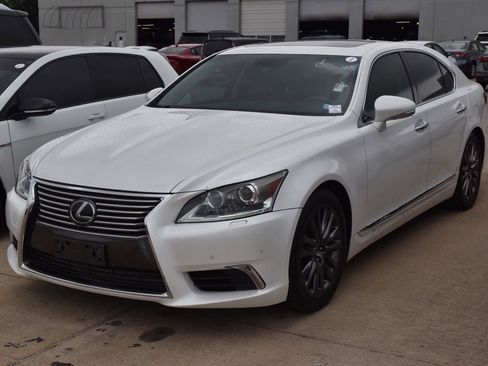Used 2017 Lexus LS 460 w/ Comfort Package RWD image 2