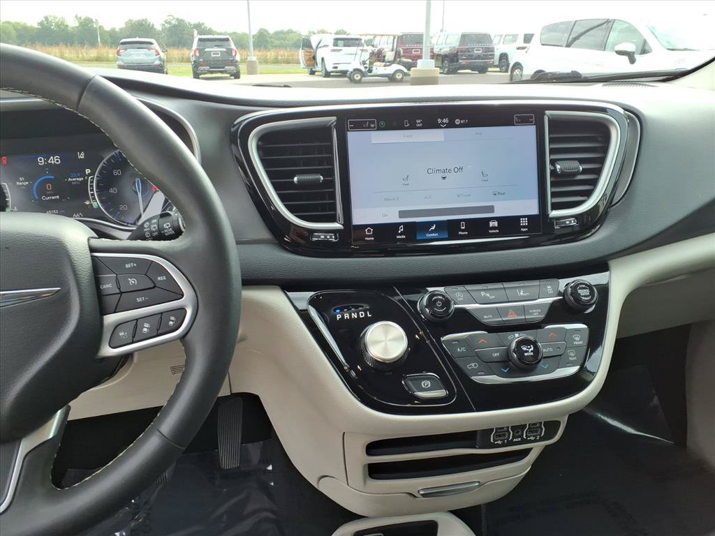 Used 2023 Chrysler Pacifica Touring-L FWD image 7