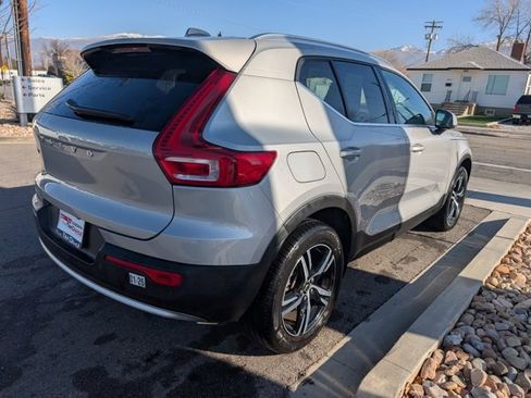 Used 2024 Volvo XC40 B5 Core image 4