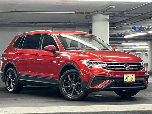 Certified 2024 Volkswagen Tiguan SE w/ Panoramic Sunroof Package AWD/4WD image 2