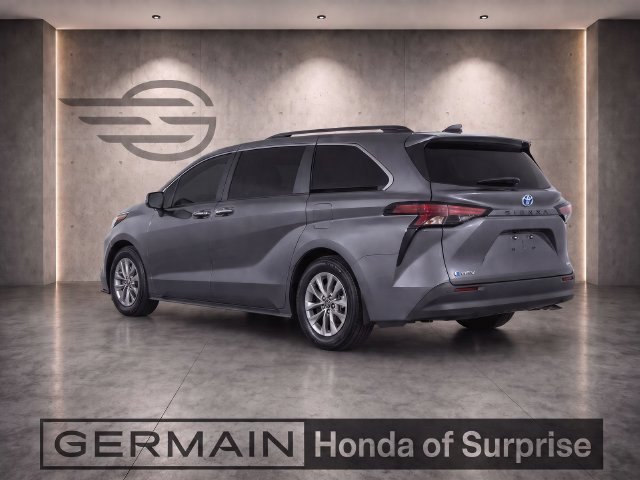 Used 2025 Toyota Sienna XLE FWD image 4