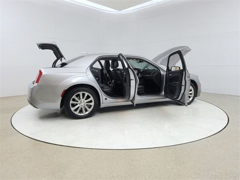 Used 2018 Chrysler 300 Limited image 12